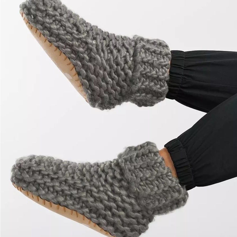 Lemon hand knit Sherpa lined slippers NIB